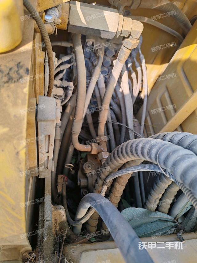 回轉(zhuǎn)馬達(dá)和主控閥(整機(jī)外觀) 回轉(zhuǎn)馬達(dá)和主控閥(整機(jī)外觀)