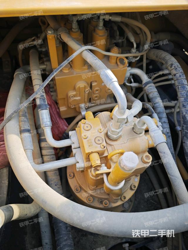 回轉馬達和主控閥(整機外觀) 回轉馬達和主控閥(整機外觀)