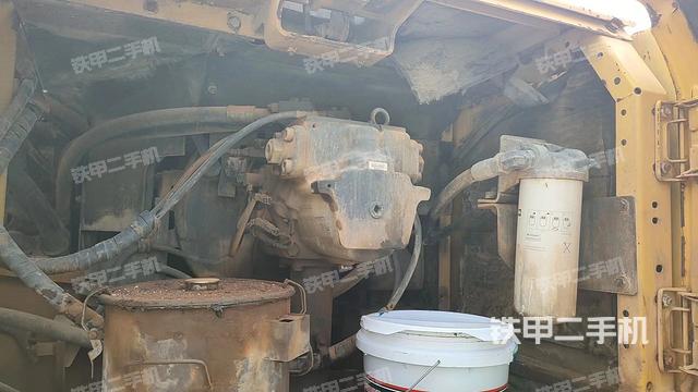 液壓泵艙室正面整體(整機(jī)外觀) 液壓泵艙室正面整體(整機(jī)外觀)