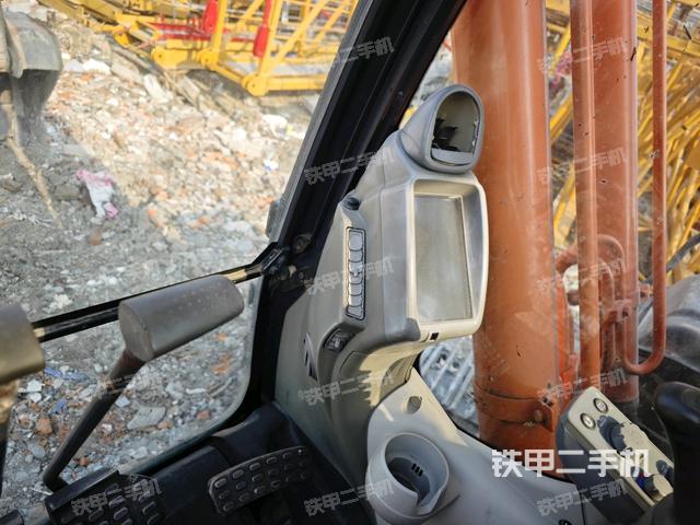 行走控制手柄和踏板?俯拍（駕駛室部分）