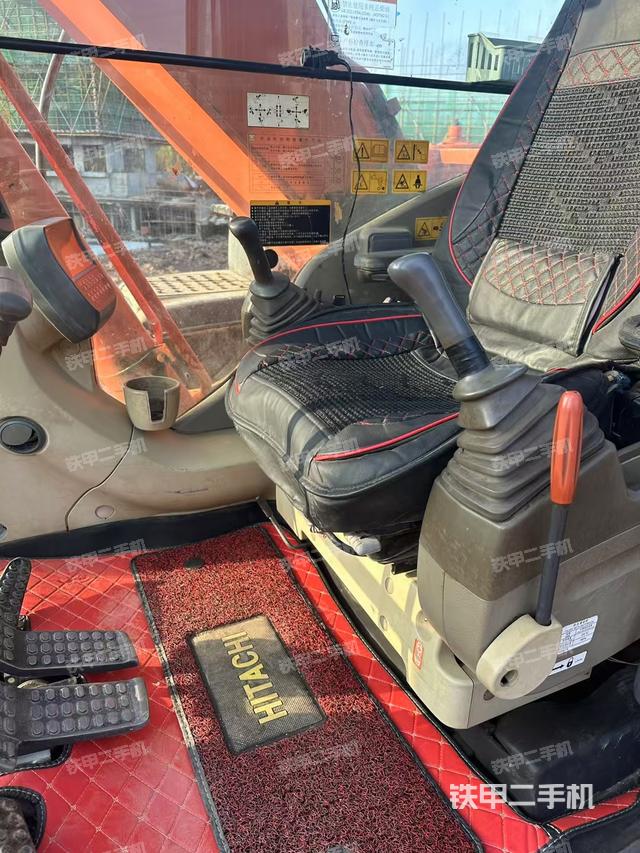 駕駛室頂部(整機(jī)外觀) 駕駛室頂部(整機(jī)外觀)