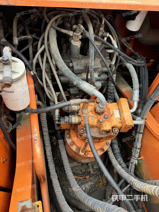 回轉(zhuǎn)馬達(dá)和主控閥（整機(jī)外觀）