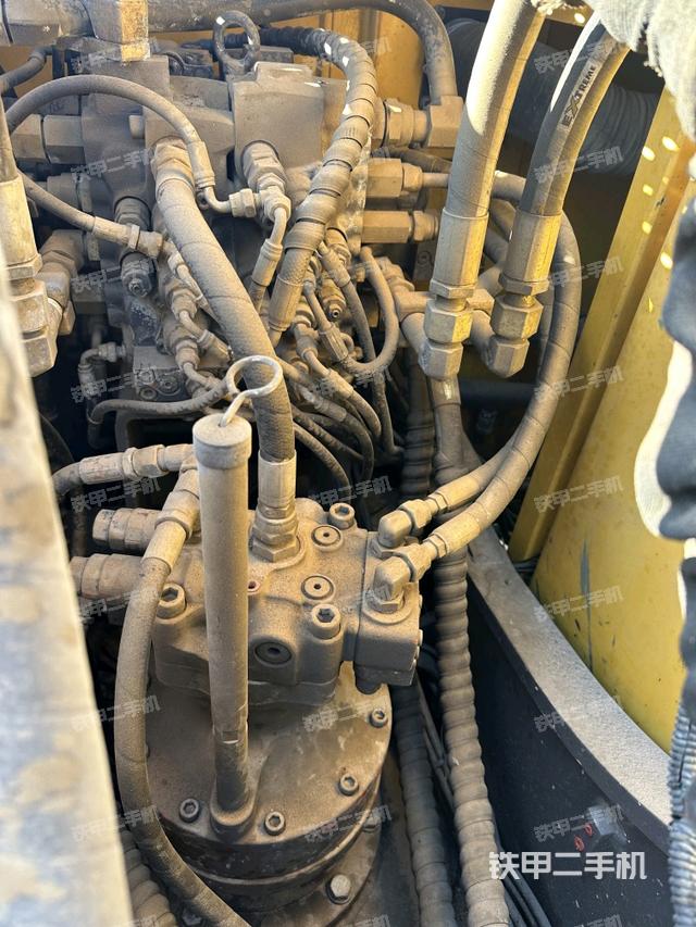 回轉(zhuǎn)馬達(dá)和主控閥(整機(jī)外觀) 回轉(zhuǎn)馬達(dá)和主控閥(整機(jī)外觀)