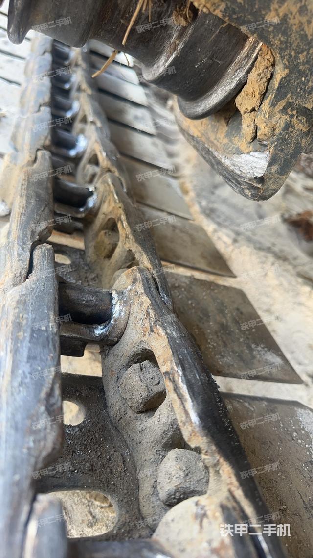 單側(cè)履帶整體(整機(jī)外觀) 單側(cè)履帶整體(整機(jī)外觀)