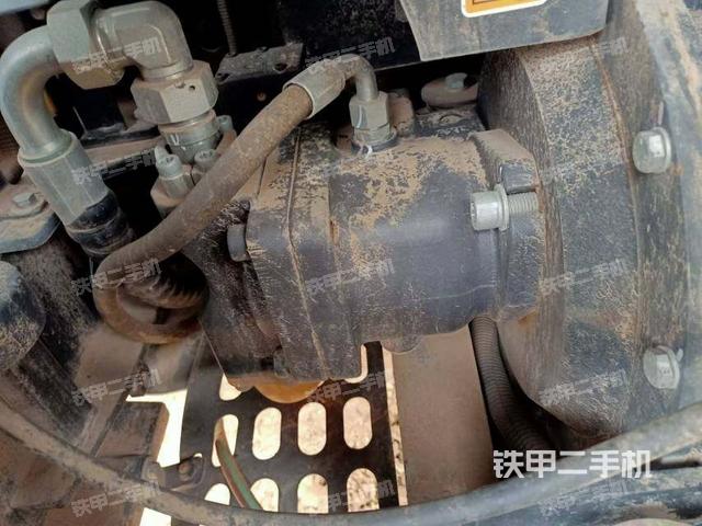 液壓泵艙室正面整體(整機(jī)外觀) 液壓泵艙室正面整體(整機(jī)外觀)