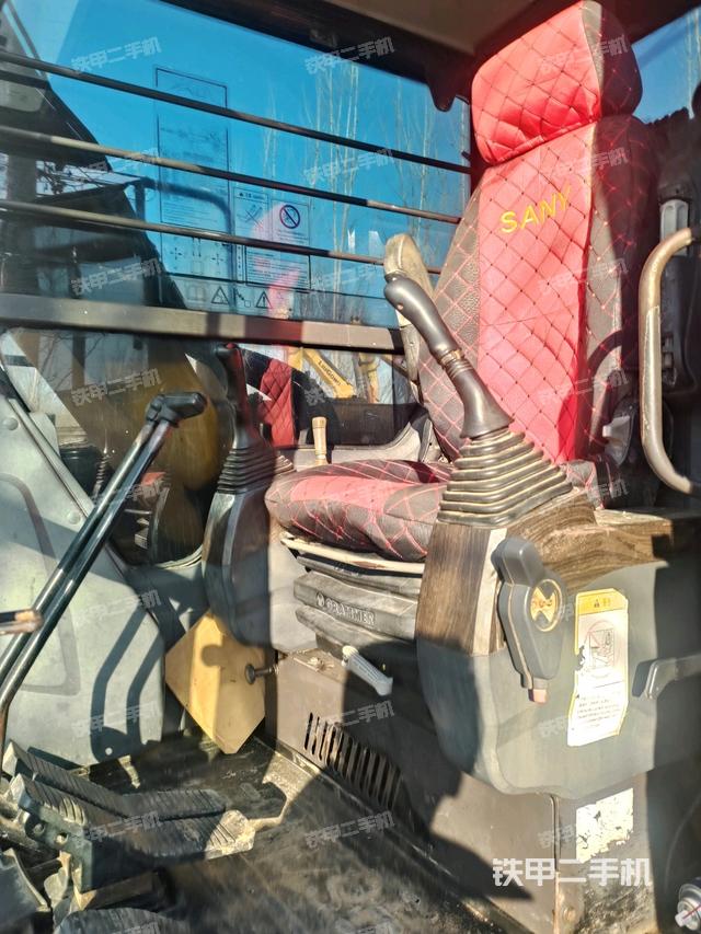 駕駛室頂部(整機(jī)外觀) 駕駛室頂部(整機(jī)外觀)