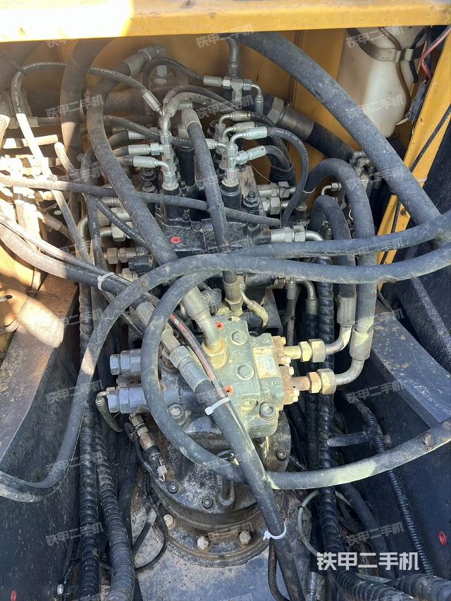 回轉(zhuǎn)馬達(dá)和主控閥(整機(jī)外觀) 回轉(zhuǎn)馬達(dá)和主控閥(整機(jī)外觀)