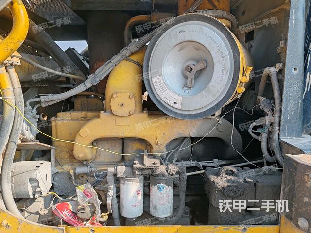 發(fā)動機右側(cè)全景（推土機發(fā)動機艙）