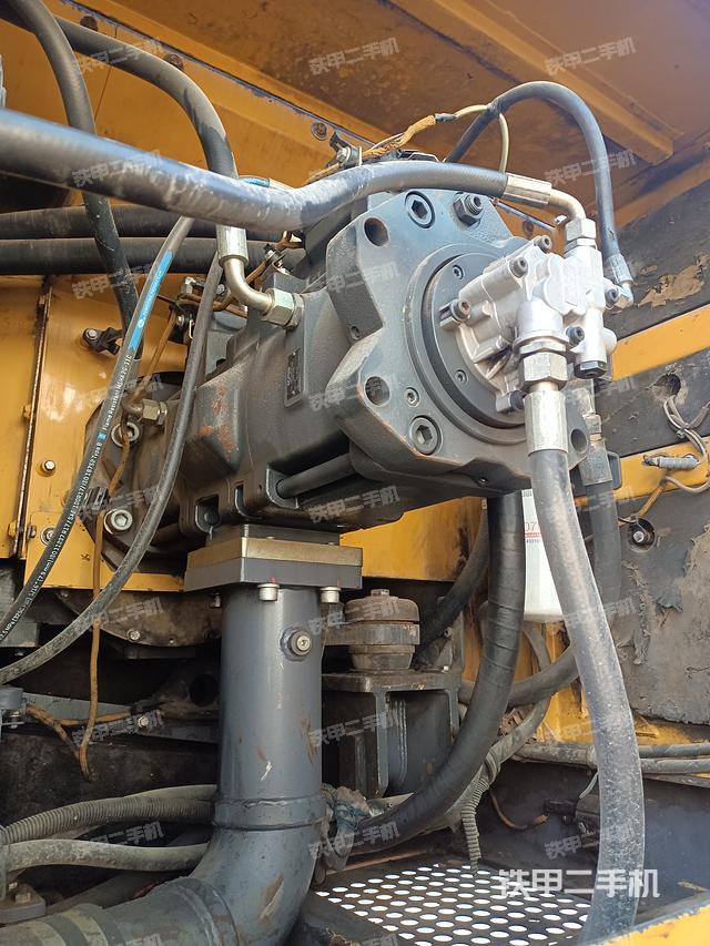 液壓泵艙室正面整體（整機(jī)外觀）