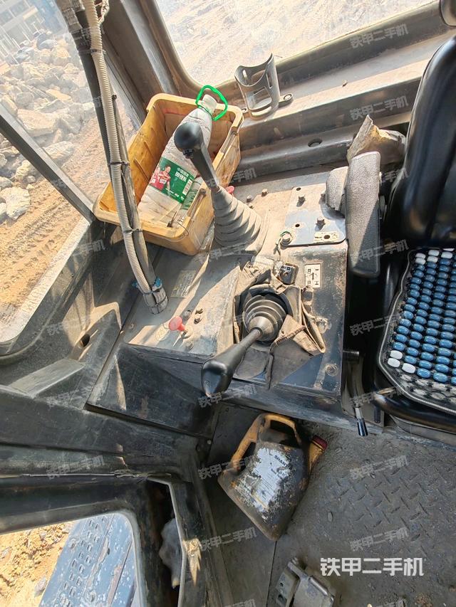 駕駛室內(nèi)部全景（推土機駕駛室）