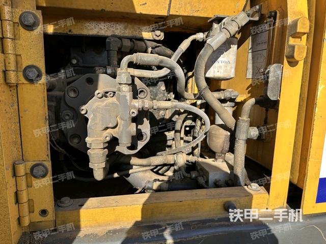 液壓泵艙室正面整體(整機(jī)外觀) 液壓泵艙室正面整體(整機(jī)外觀)