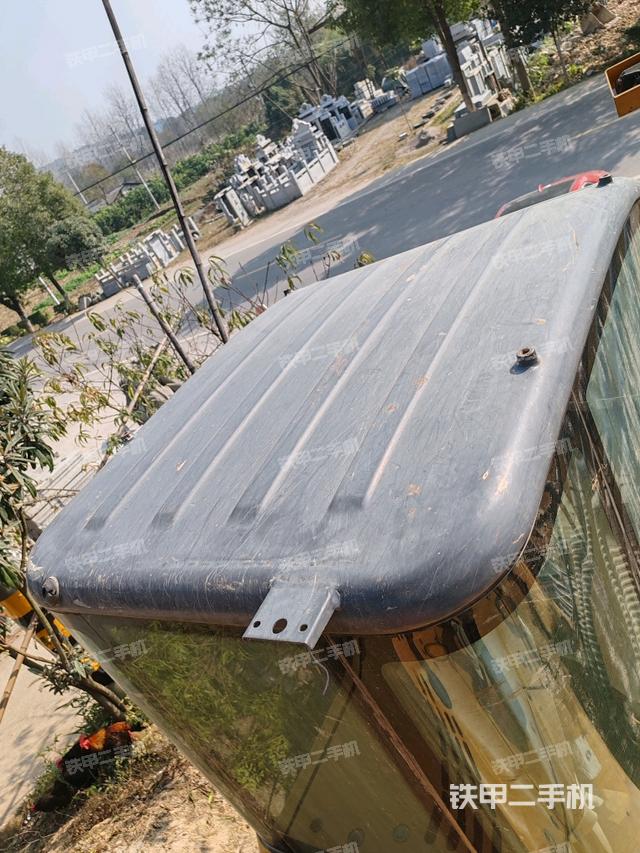 駕駛室頂部(整機(jī)外觀) 駕駛室頂部(整機(jī)外觀)