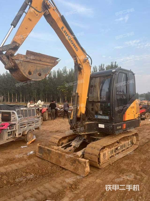 駕駛室頂部(整機(jī)外觀) 駕駛室頂部(整機(jī)外觀)