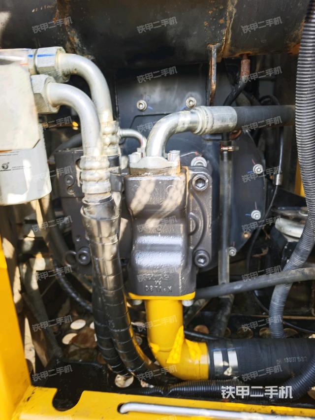 液壓泵艙室正面整體（整機外觀）