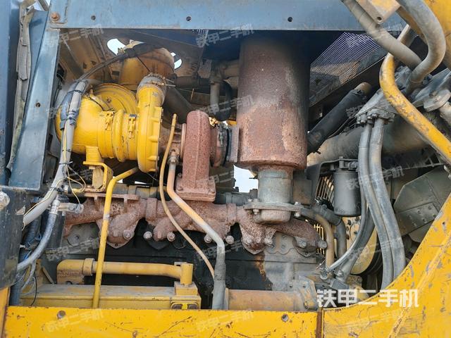 發(fā)動機左側(cè)全景（推土機發(fā)動機艙）