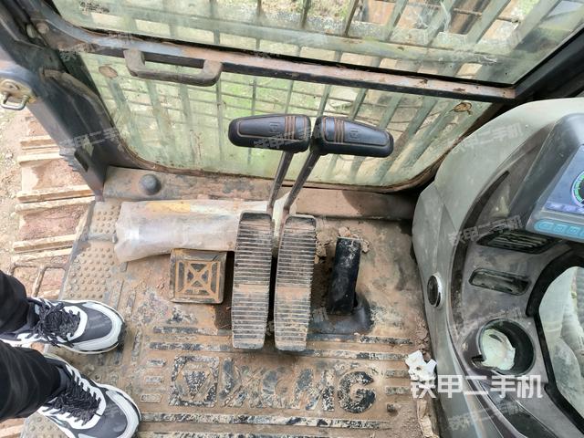 行走控制手柄和踏板?俯拍（駕駛室部分）