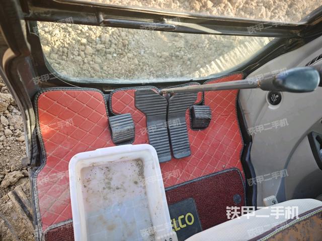 行走控制手柄和踏板?俯拍（駕駛室部分）