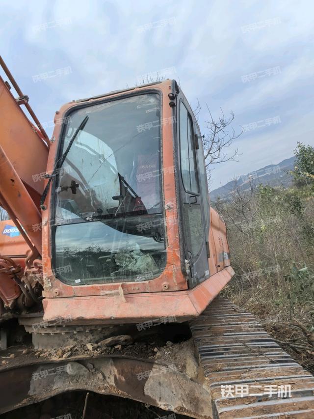 駕駛室左前45度(駕駛室部分) 駕駛室左前45度(駕駛室部分)