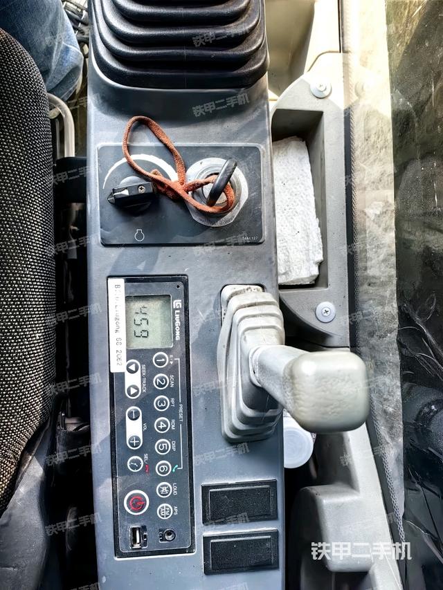 座椅右側(cè)控制臺(tái)/鑰匙門/油門/含右手柄（駕駛室部分）