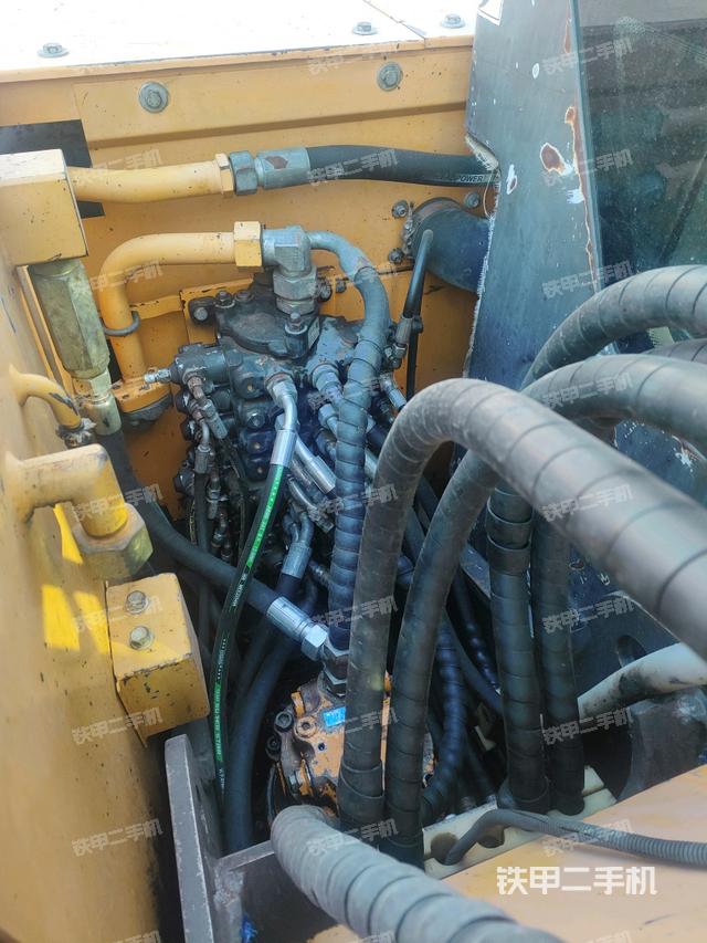 回轉(zhuǎn)馬達(dá)和主控閥(整機(jī)外觀) 回轉(zhuǎn)馬達(dá)和主控閥(整機(jī)外觀)