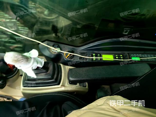 座椅右側(cè)控制臺/鑰匙門/油門/含右手柄(駕駛室部分) 座椅右側(cè)控制臺/鑰匙門/油門/含右手柄(駕駛室部分)