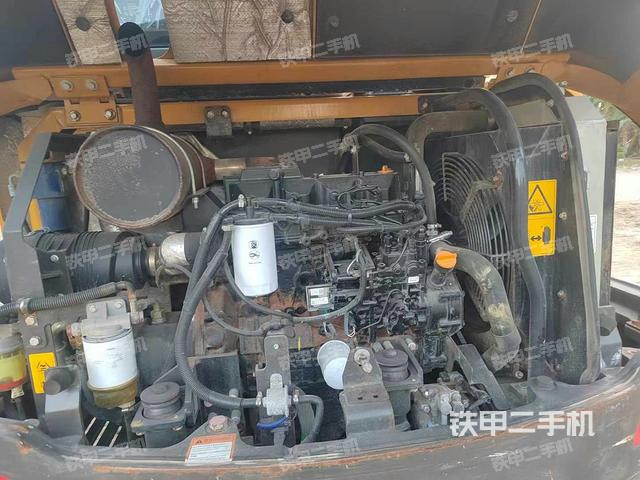 回轉(zhuǎn)馬達(dá)和主控閥（整機(jī)外觀）