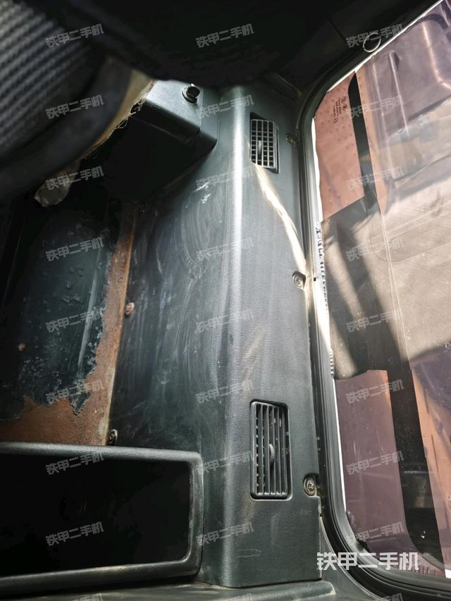 座椅右側(cè)控制臺(tái)/鑰匙門/油門/含右手柄（駕駛室部分）