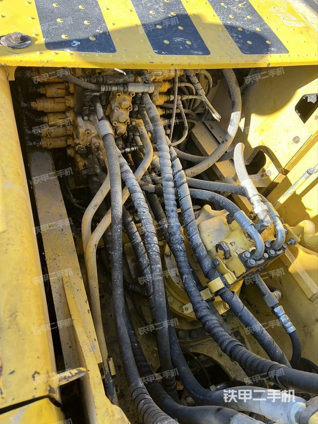 回轉(zhuǎn)馬達(dá)和主控閥（整機(jī)外觀）