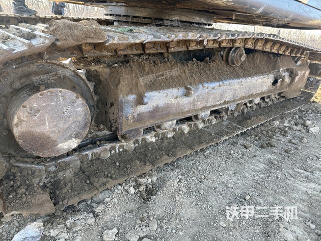 單側(cè)履帶整體(整機(jī)外觀) 單側(cè)履帶整體(整機(jī)外觀)