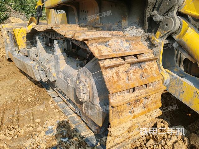 左側(cè)履帶全景（推土機底盤及工作裝置）
