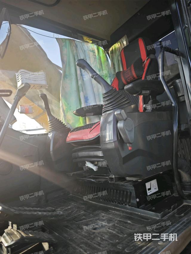 行走控制手柄和踏板?俯拍（駕駛室部分）