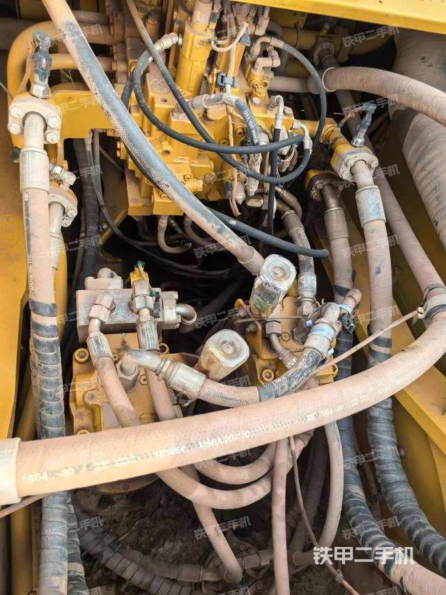 回轉(zhuǎn)馬達(dá)和主控閥（整機(jī)外觀）