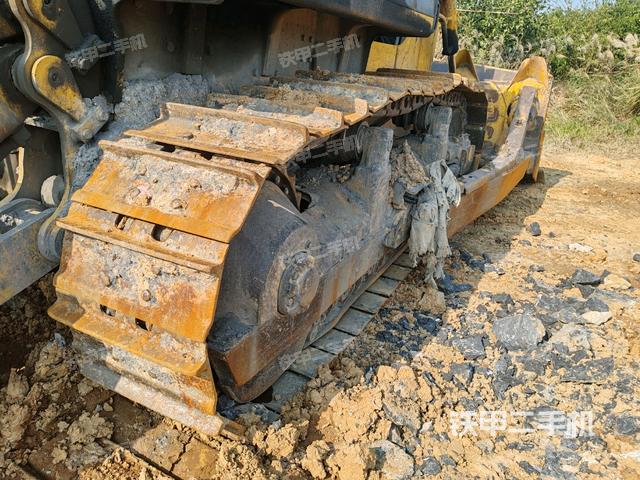 右側(cè)履帶全景（推土機底盤及工作裝置）