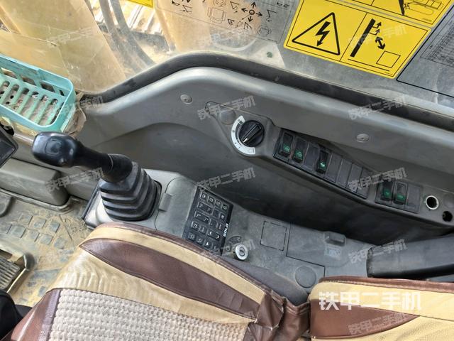 座椅右側(cè)控制臺/鑰匙門/油門/含右手柄（駕駛室部分）