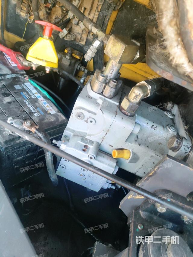 液壓泵艙室正面整體(整機(jī)外觀) 液壓泵艙室正面整體(整機(jī)外觀)