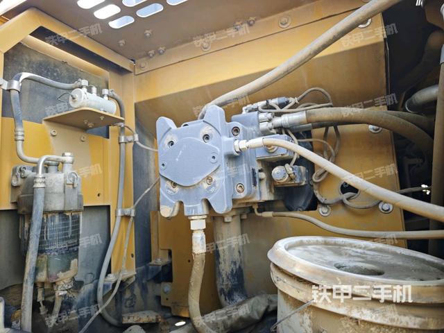 液壓泵艙室正面整體(整機外觀) 液壓泵艙室正面整體(整機外觀)