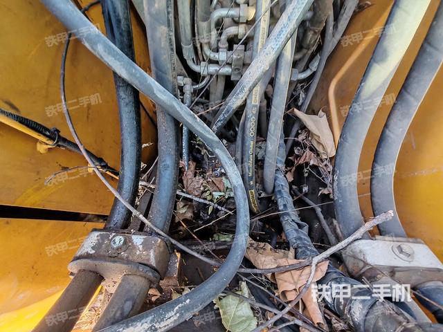 回轉(zhuǎn)馬達(dá)和主控閥（整機(jī)外觀）