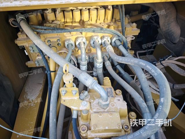 回轉(zhuǎn)馬達(dá)和主控閥（整機(jī)外觀）