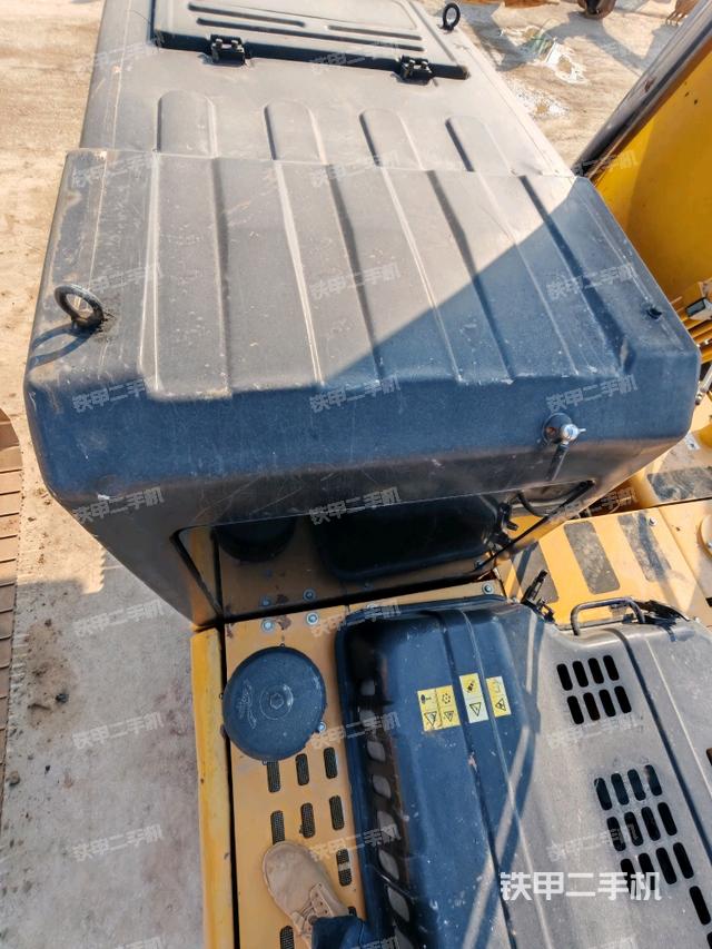駕駛室頂部(整機(jī)外觀) 駕駛室頂部(整機(jī)外觀)