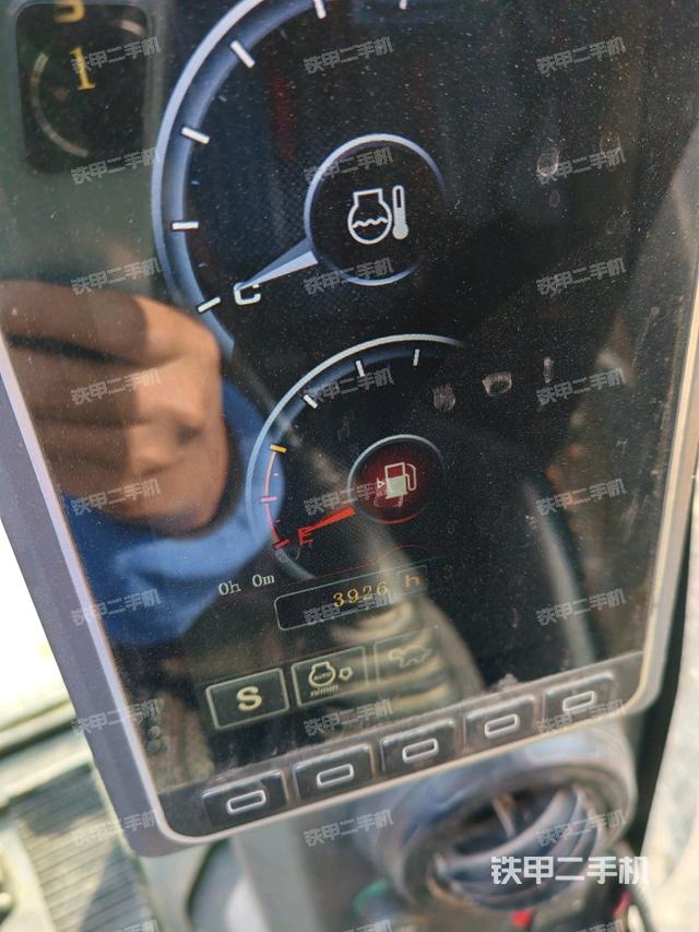 駕駛室整體(整機(jī)外觀) 駕駛室整體(整機(jī)外觀)