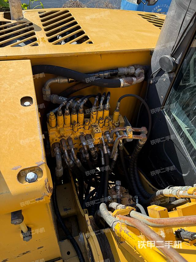 回转马达和主控阀（整机外观）