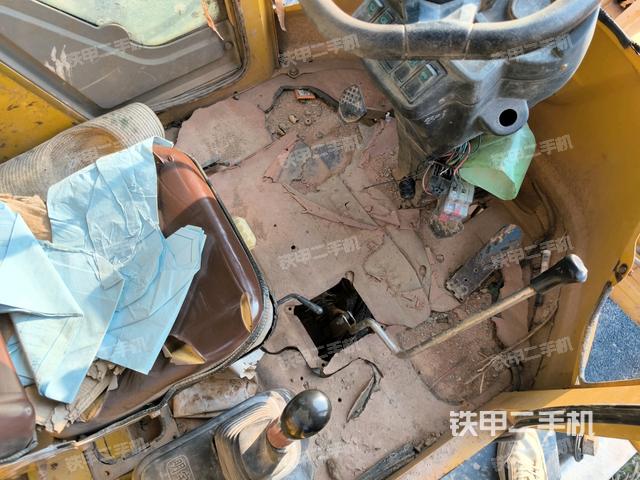 駕駛室內(nèi)部（駕駛室部分）