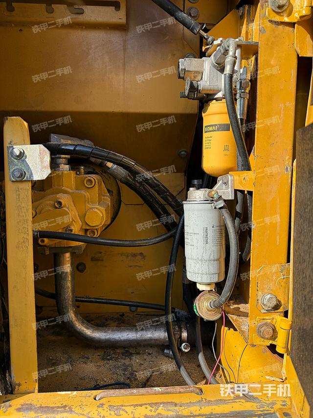 液压泵舱室正面整体（整机外观）