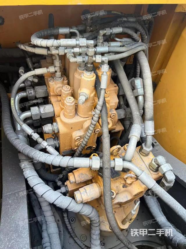 回轉(zhuǎn)馬達和主控閥（整機外觀）