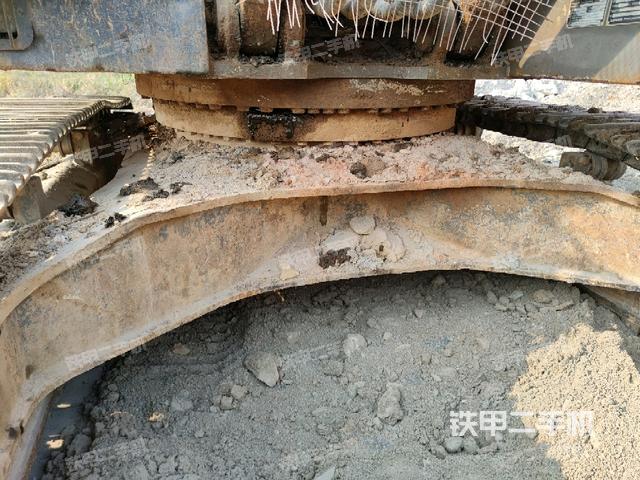轉(zhuǎn)盤和下車架正前(工作和回轉(zhuǎn)裝置) 轉(zhuǎn)盤和下車架正前(工作和回轉(zhuǎn)裝置)