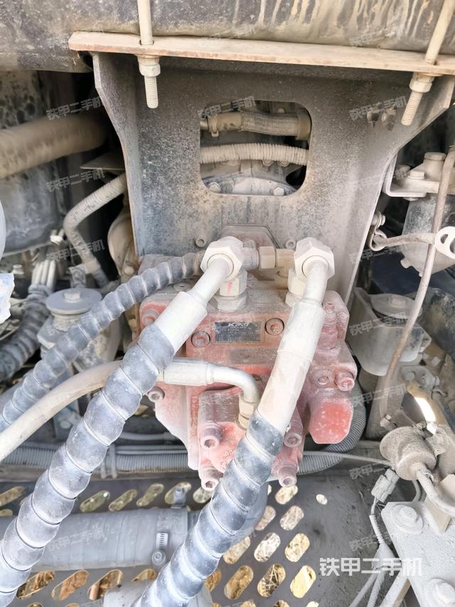 液压泵舱室正面整体（整机外观）