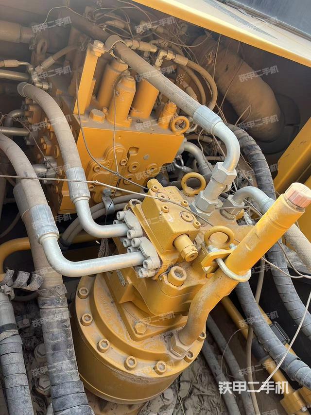 回轉(zhuǎn)馬達(dá)和主控閥（整機(jī)外觀）