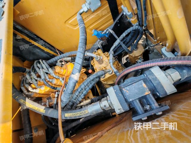 回轉(zhuǎn)馬達(dá)和主控閥(整機(jī)外觀) 回轉(zhuǎn)馬達(dá)和主控閥(整機(jī)外觀)