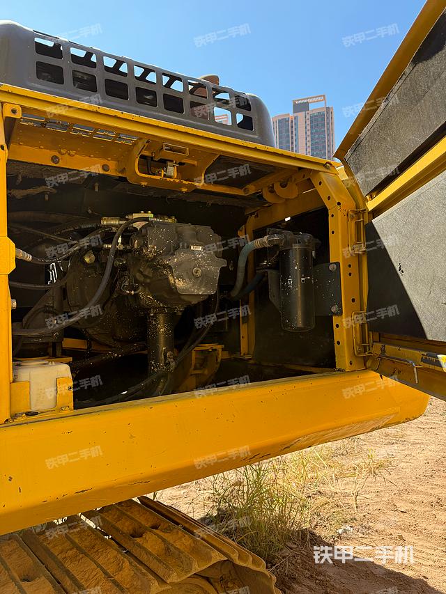 液壓泵艙室正面整體（整機外觀）