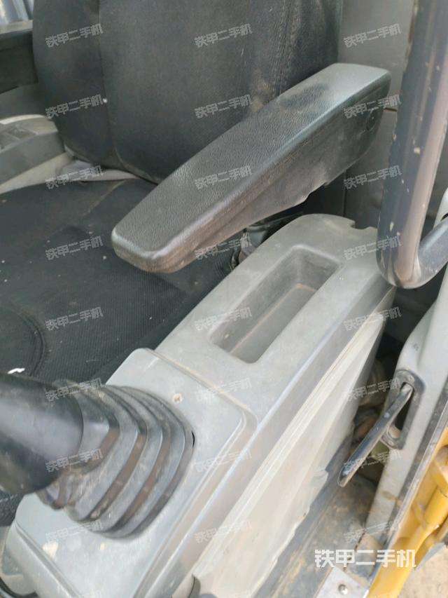 座椅左側(cè)控制臺/音響/含左手柄(駕駛室部分) 座椅左側(cè)控制臺/音響/含左手柄(駕駛室部分)